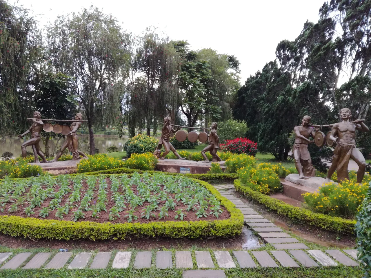 大叻花園裡的花圃與造景，高原氣候讓百花四季盛開。
