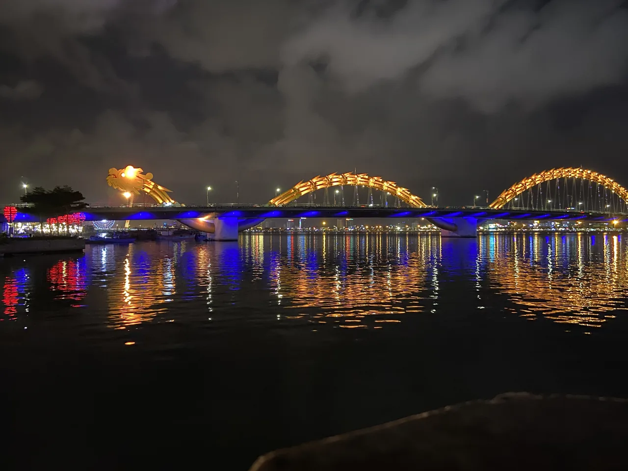夜晚韓江上噴火的龍橋 夜晚韓江上噴火的龍橋