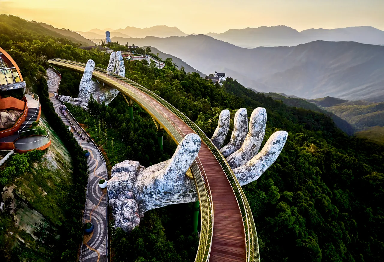 峴港巴拿山由巨大石手托起的黃金橋 峴港巴拿山由巨大石手托起的黃金橋