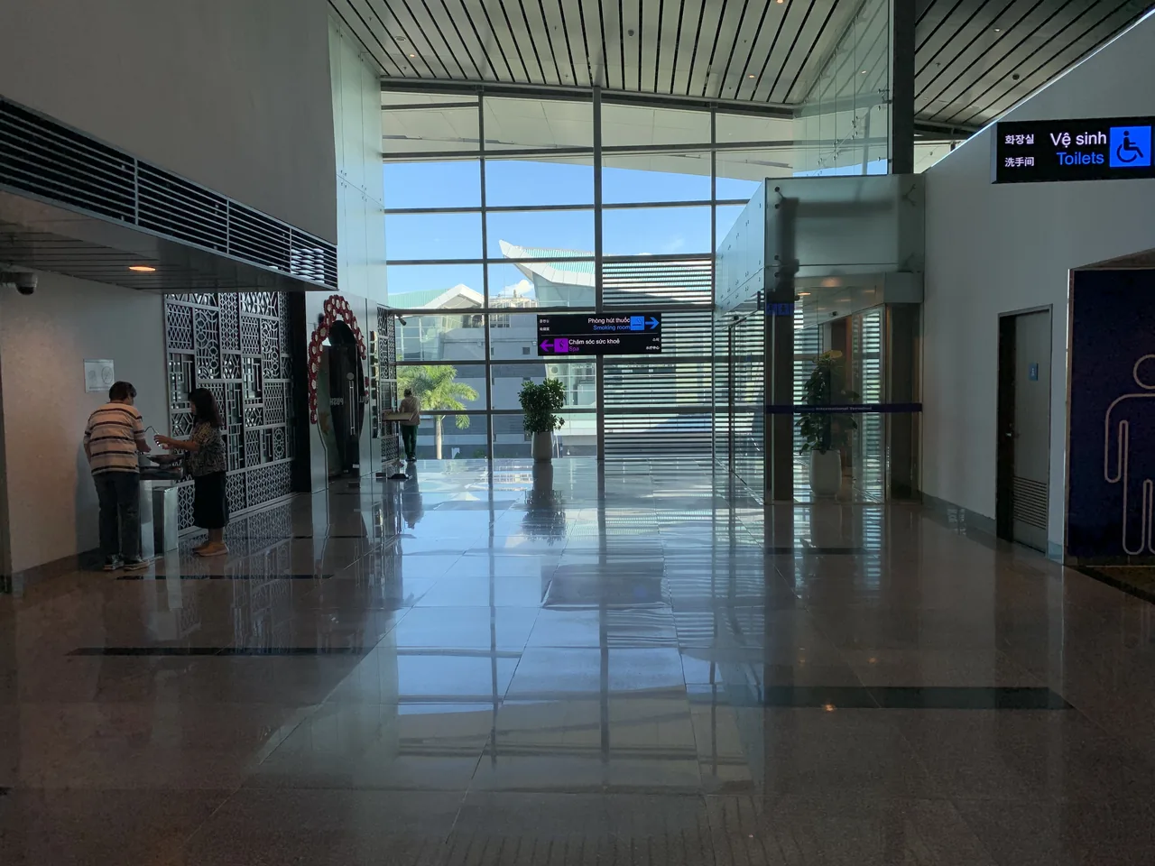 峴港國際機場國際航廈內明亮的入境大廳 峴港國際機場國際航廈內明亮的入境大廳