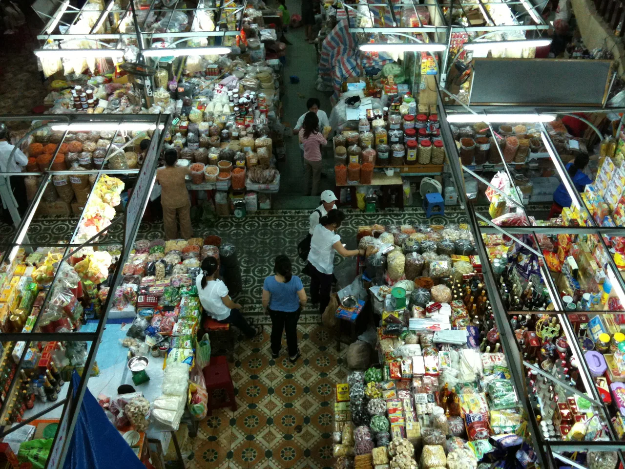 Aisles of stalls inside Han Market, Da Nang