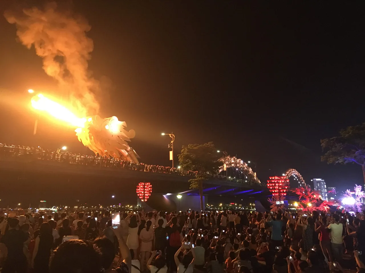 週末のショー前、夜にライトアップされたドラゴン橋