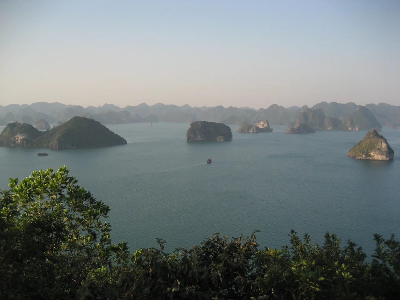 從提托島俯瞰下龍灣,翡翠色海面上的石灰岩島與遊船 從提托島俯瞰下龍灣,翡翠色海面上的石灰岩島與遊船