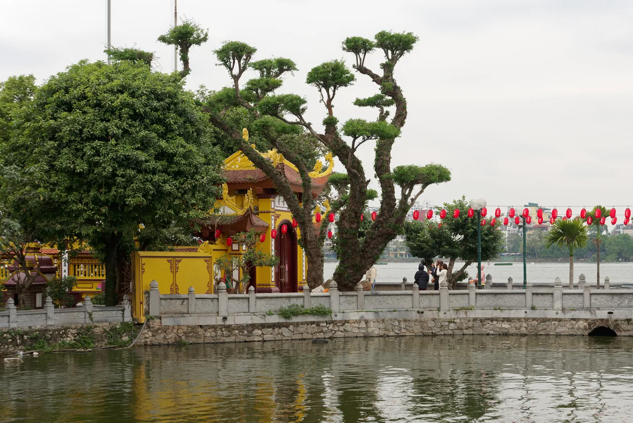 立在西湖邊的鎮國寺紅塔