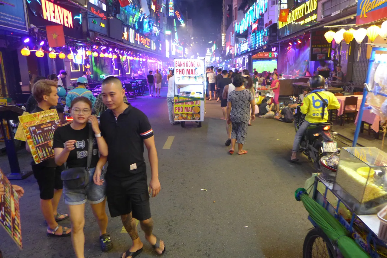 裴援步行街的夜晚，霓虹招牌與酒吧人潮，越夜越熱鬧。
