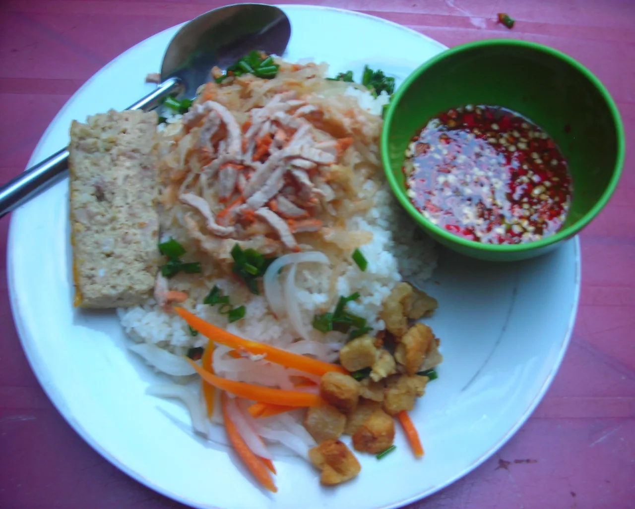 一盤西貢碎米飯，配上烤豬排，是當地人最愛的早餐。