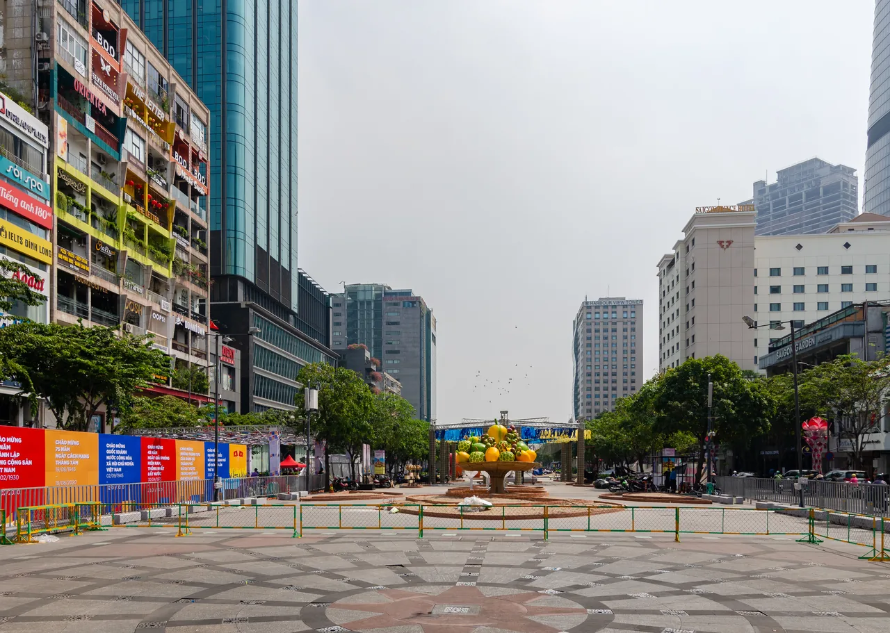 1군 한복판의 널찍한 보행자 거리, 응우옌후에