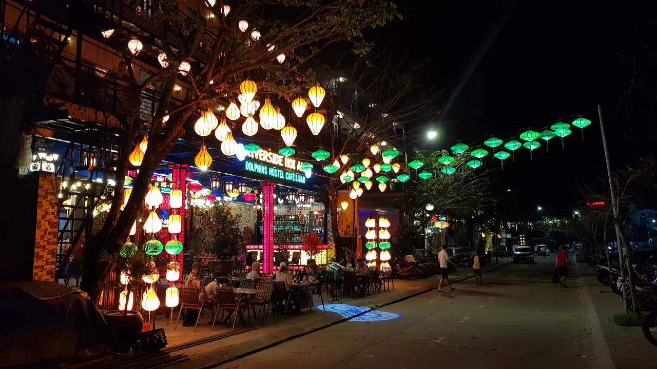 夜にランタンが灯るホイアン旧市街