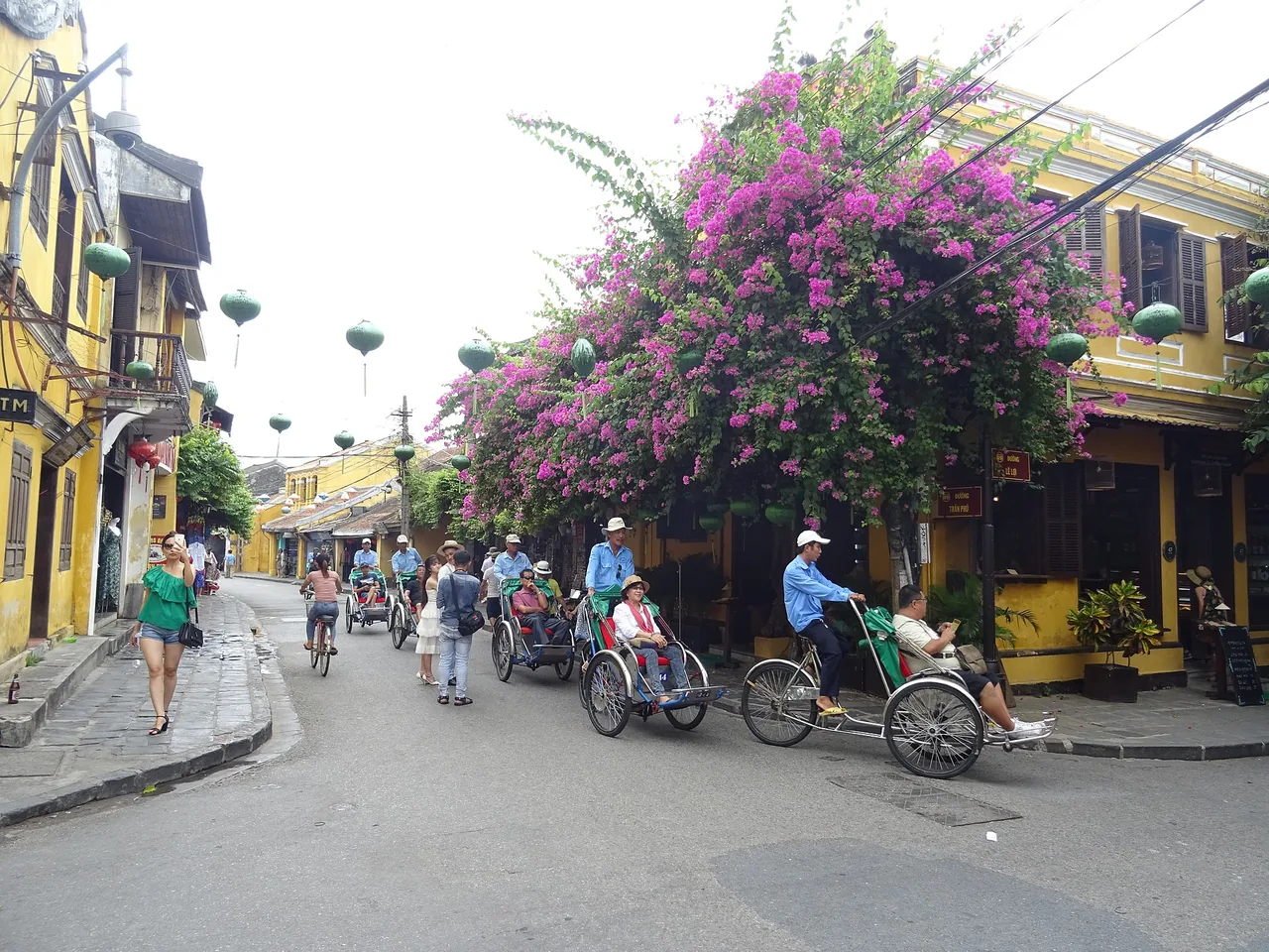 Xích lô và người đi bộ trên con phố không xe ở Phố cổ Hội An Xích lô và người đi bộ trên con phố không xe ở Phố cổ Hội An