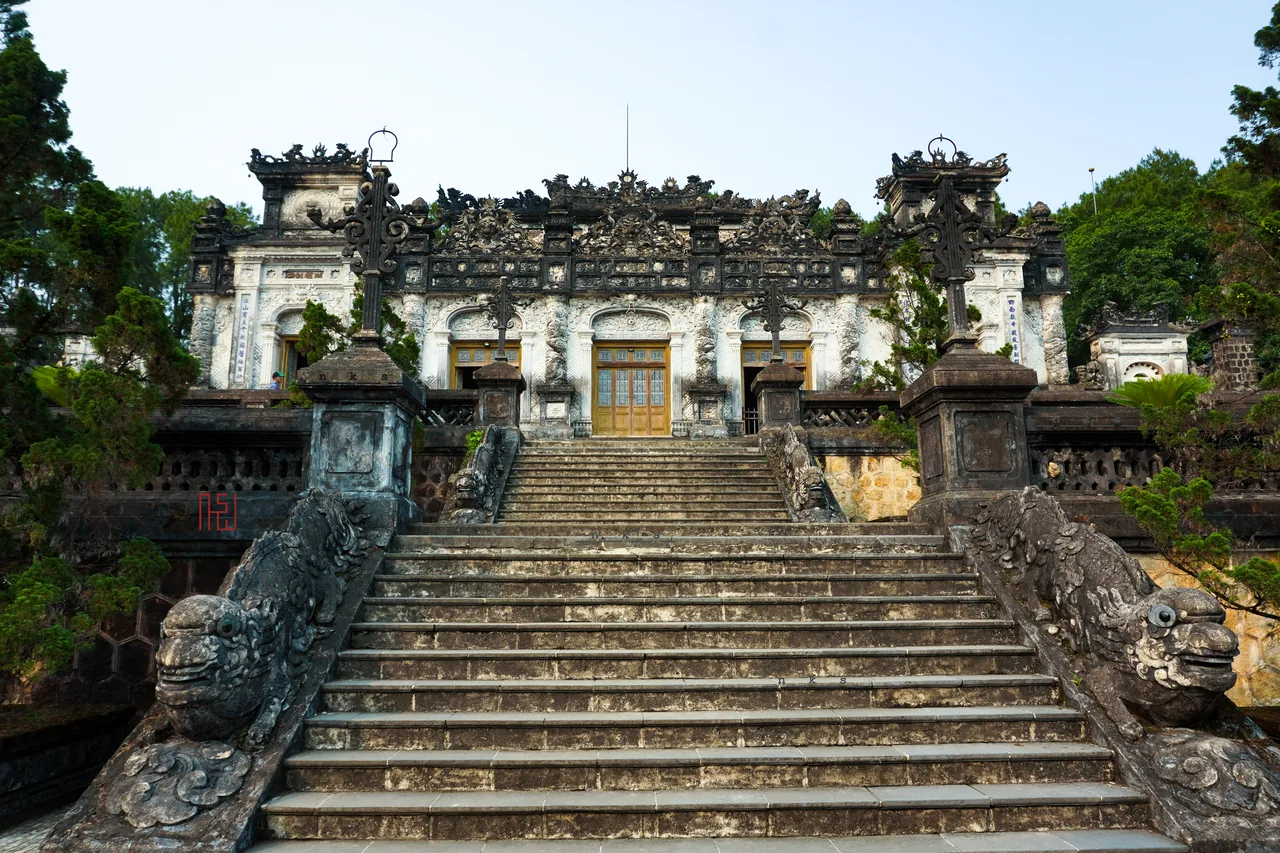 ภายในอันวิจิตรของสุสานจักรพรรดิข่ายดิ่งใกล้เมืองเว้