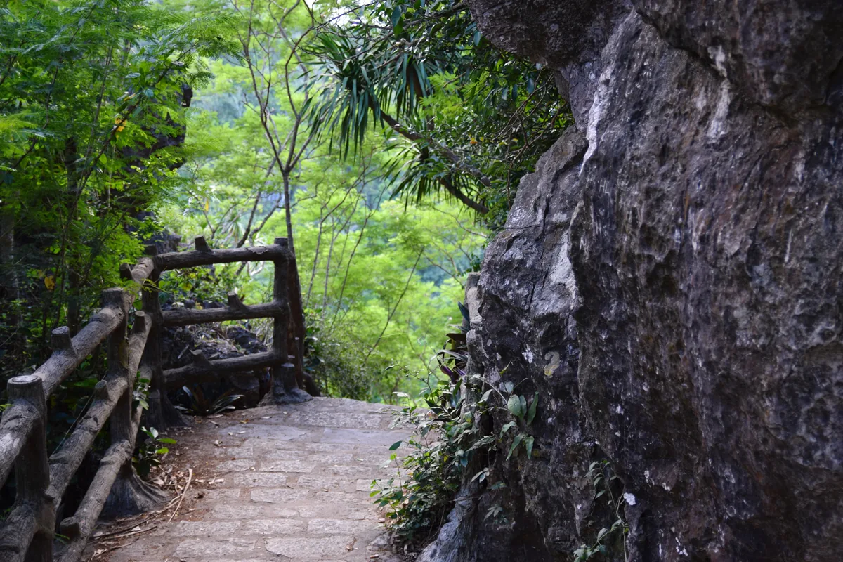 喀斯特岩石间的石阶与寺庙