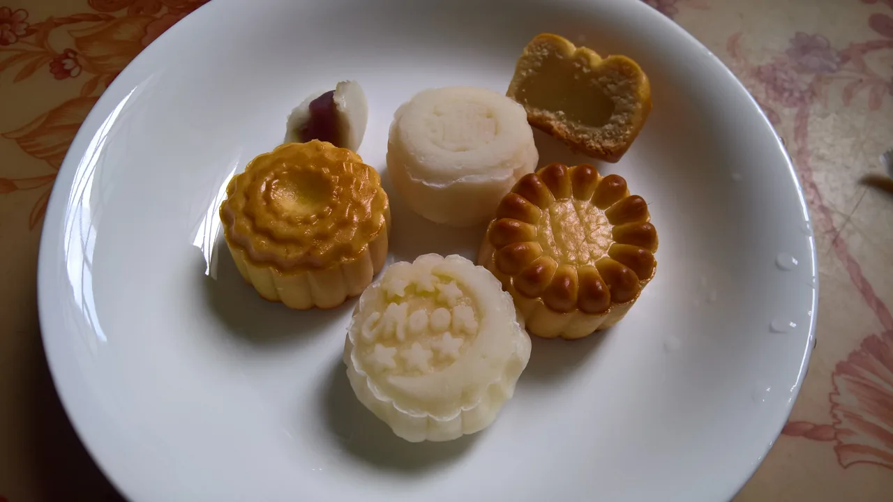 焼きのバインヌンも白いバインゼオも揃った、さまざまなベトナム月餅