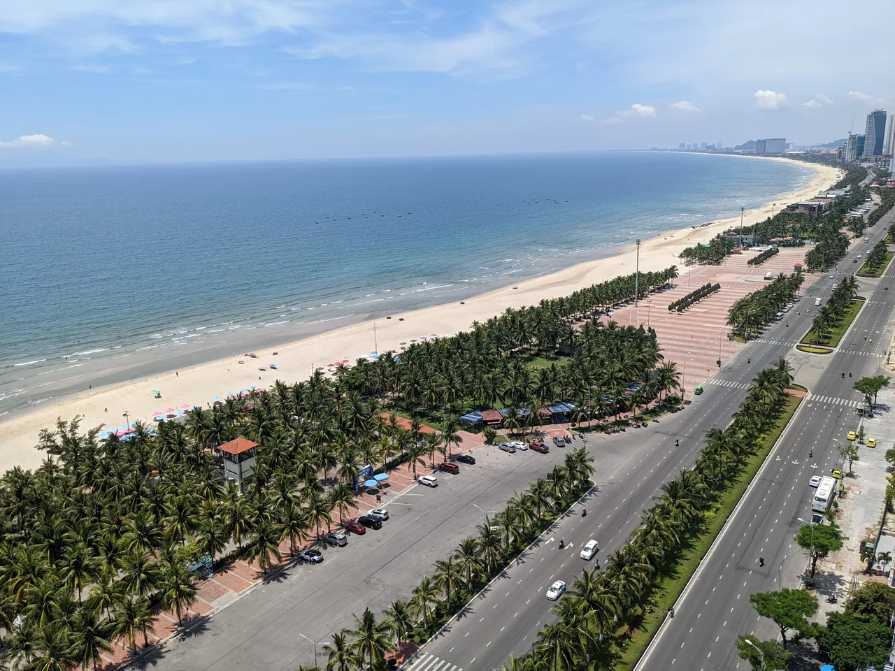 ภาพมุมสูงของหาดหมีเควเลียบถนนหวอเงวียนซ้าปไปทางคาบสมุทรเซินจ่า