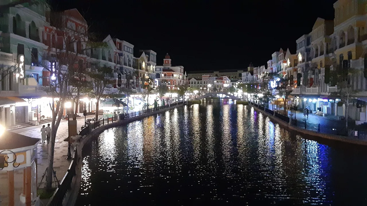 運河と地中海風の建物がライトアップされた夜のプラザ 運河と地中海風の建物がライトアップされた夜のプラザ
