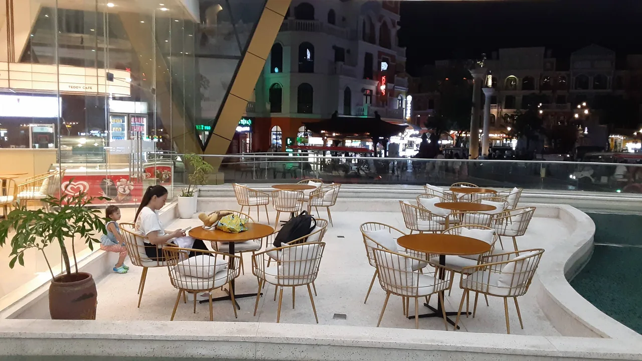 夜晚點燈的運河廣場與歐式建築