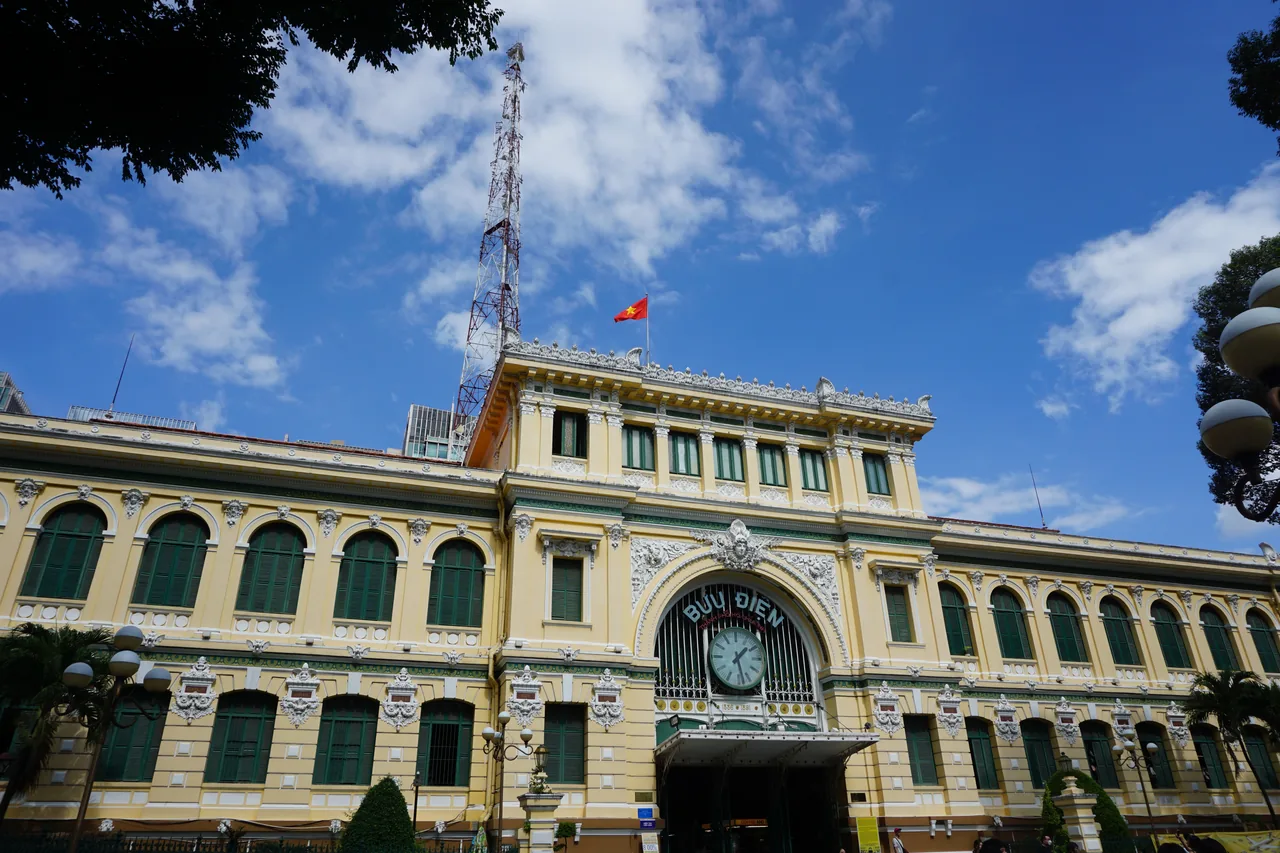 胡志明市的法式地標中央郵局，就在紅教堂旁邊。