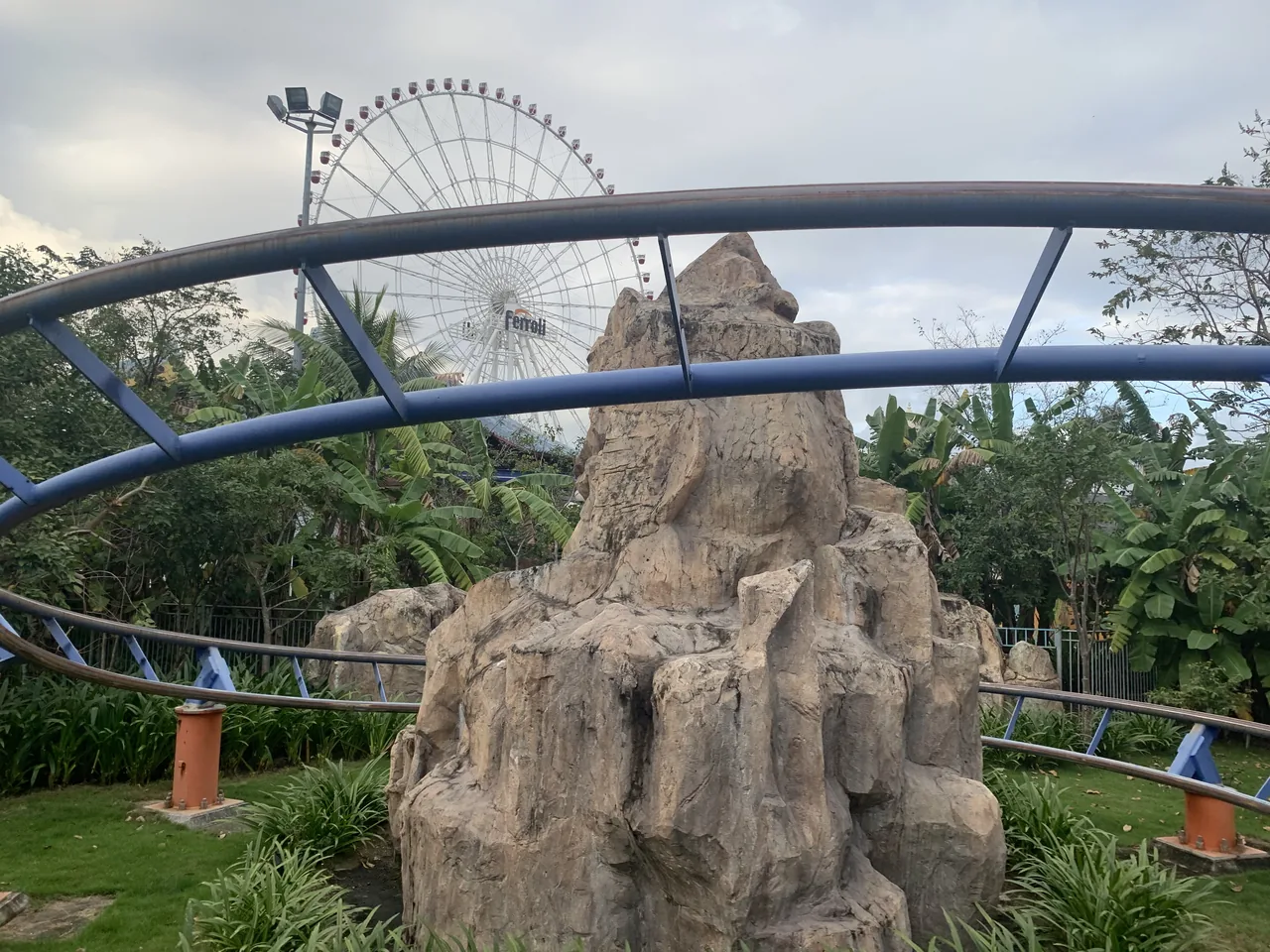 Колесо обозрения Sun Wheel высотой 115 метров в парке Asia Park у реки Хан