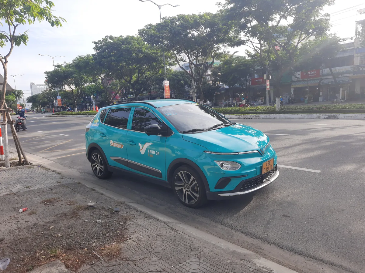 越南亮青色的Xanh SM電動計程車(VinFast) 越南亮青色的Xanh SM電動計程車(VinFast)