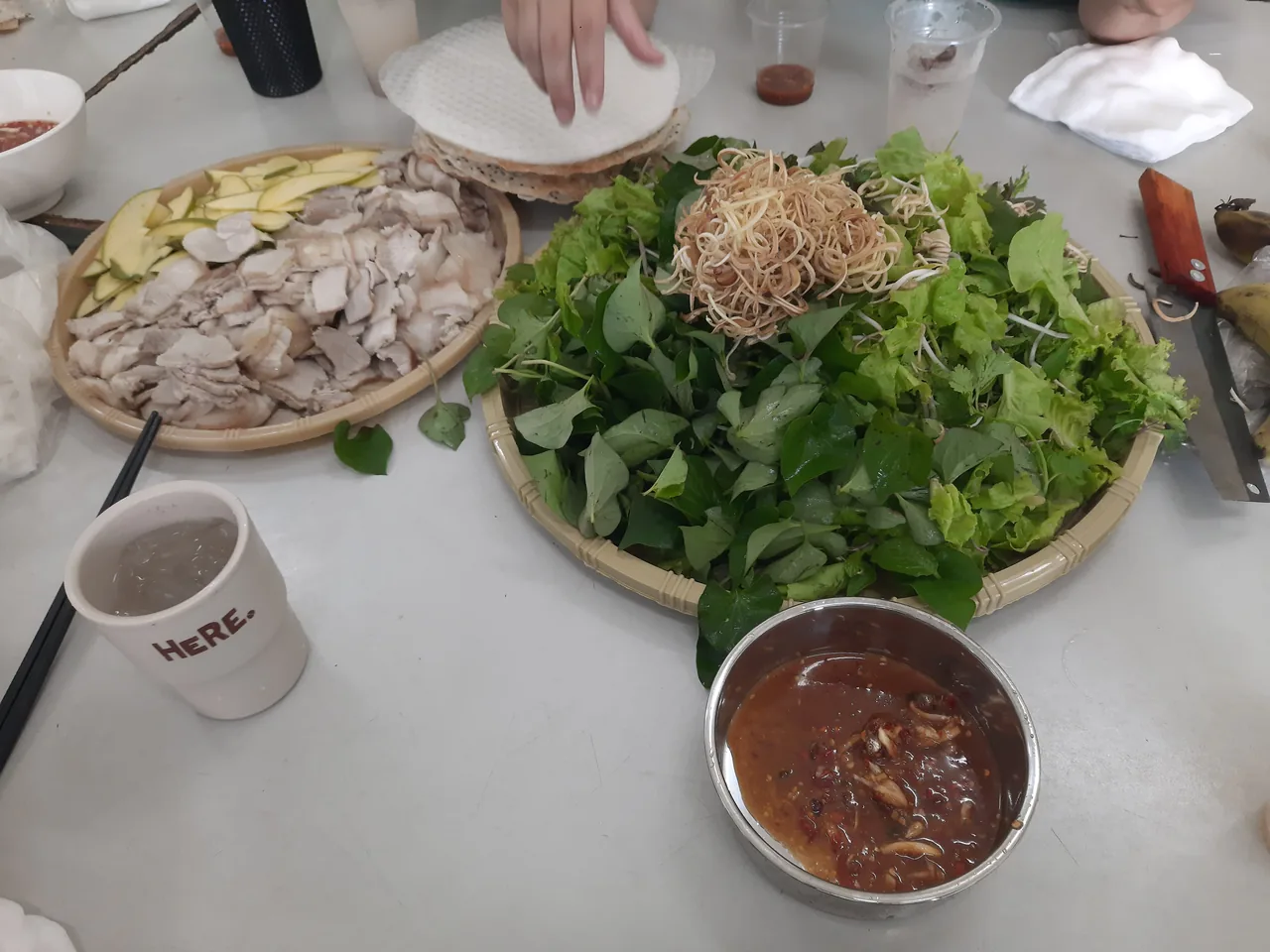 Banh trang cuon thit heo, pork belly rolled in rice paper with herbs