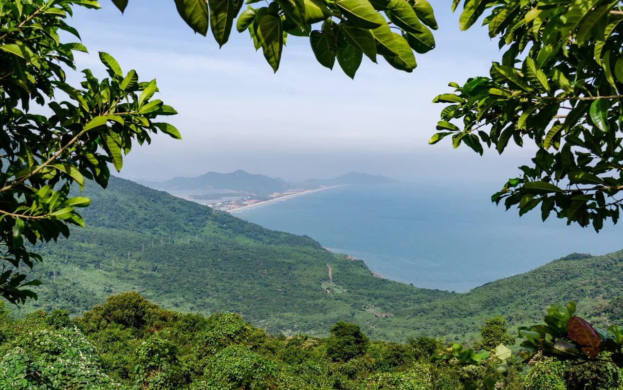 從海雲關眺望的海岸與山巒景色，蜿蜒的公路沿著碧海與峰巒延伸