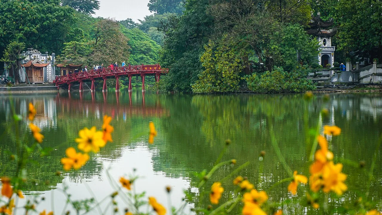 還劍湖上的朱紅色棲旭橋通往玉山島,右側是玉山祠的白色門樓,前景開著黃色波斯菊 還劍湖上的朱紅色棲旭橋通往玉山島,右側是玉山祠的白色門樓,前景開著黃色波斯菊