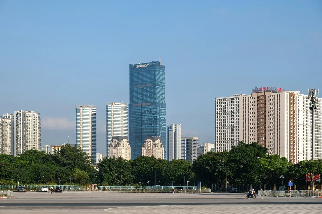 晴朗藍天下的河內西區高樓群,中央是藍色玻璃帷幕的京南河內 Landmark 72,屋頂可見 LANDMARK 72 字樣 晴朗藍天下的河內西區高樓群,中央是藍色玻璃帷幕的京南河內 Landmark 72,屋頂可見 LANDMARK 72 字樣