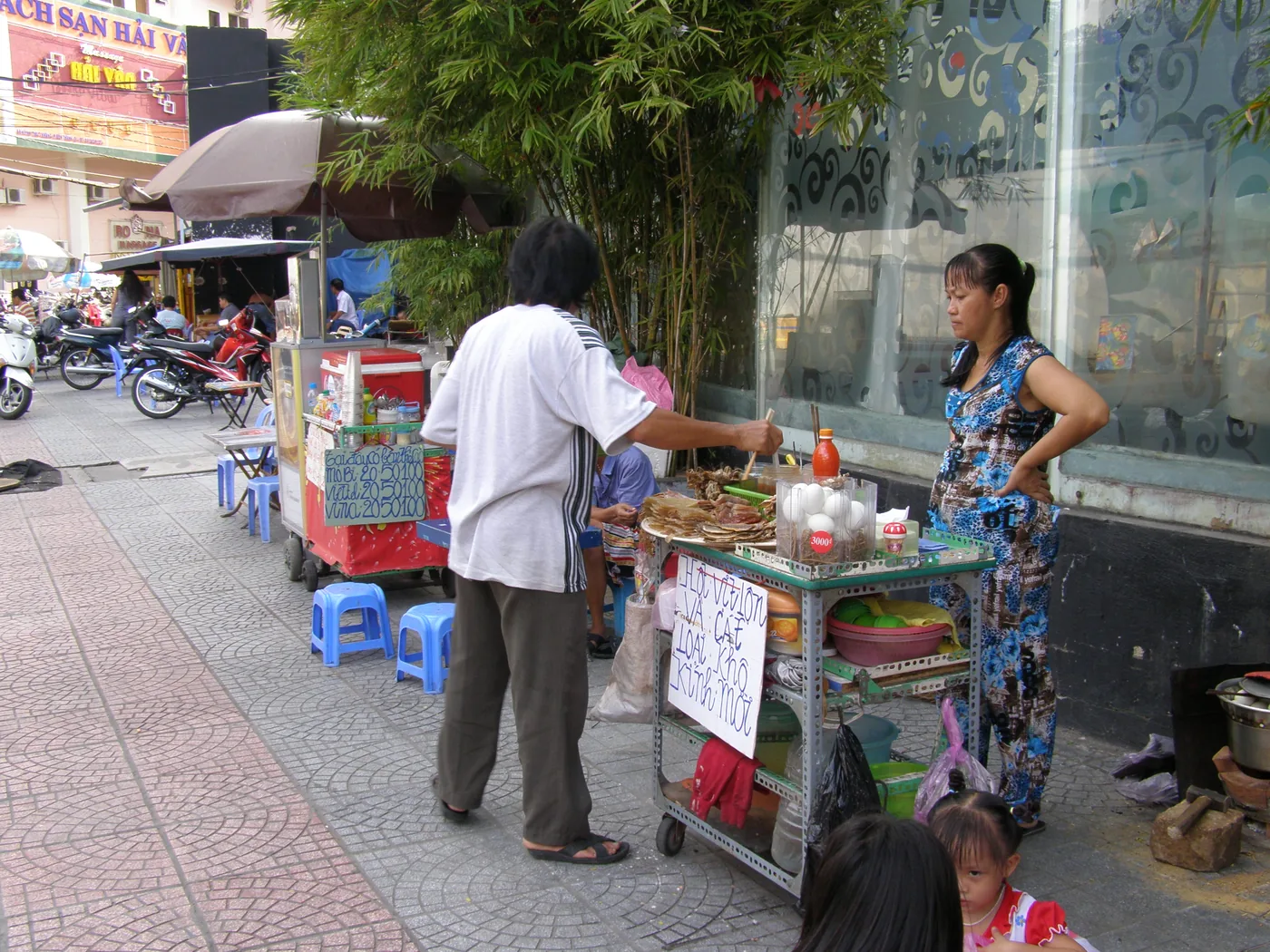 永慶街人行道上的塑膠矮桌椅用餐場景