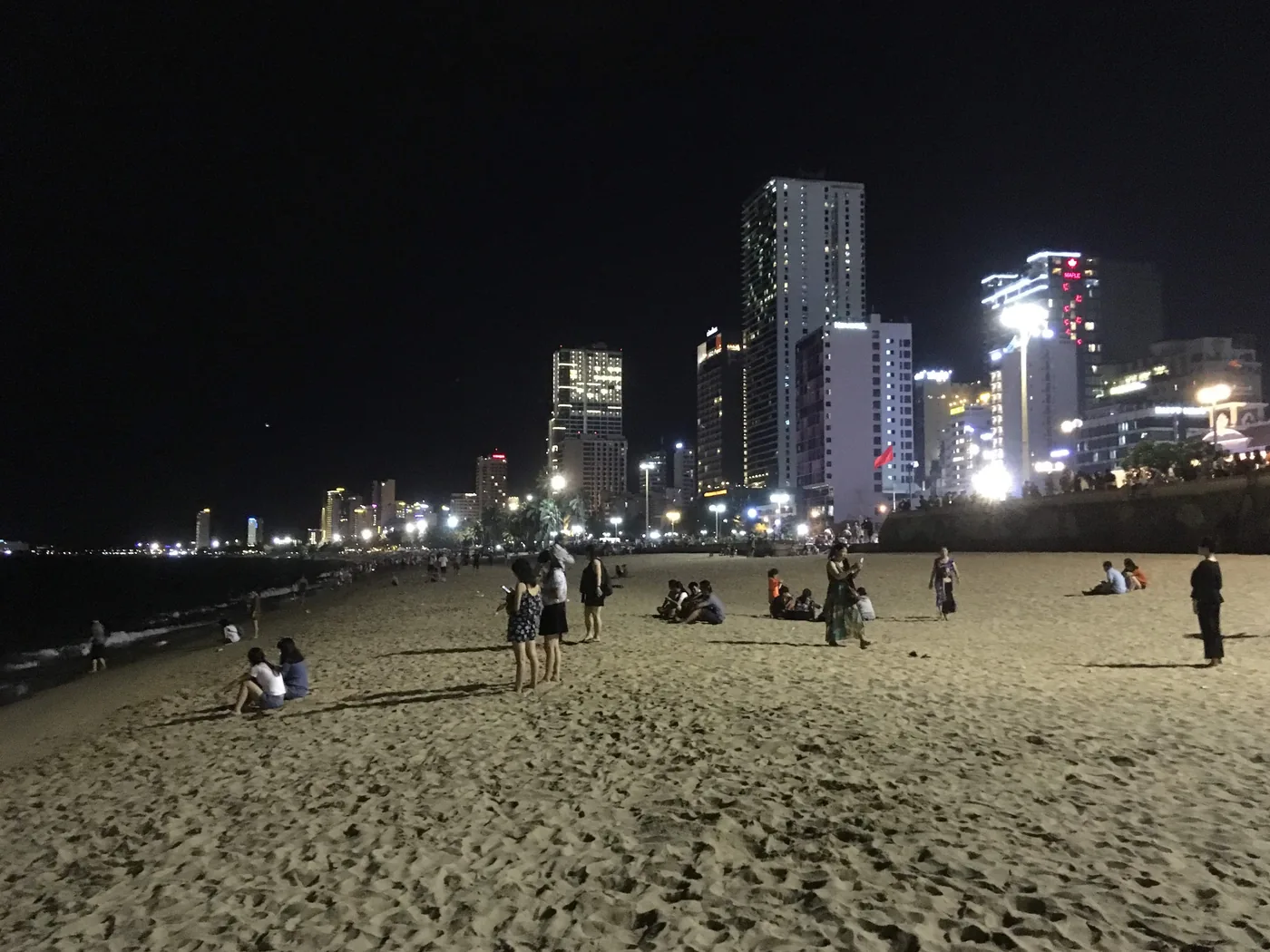 陳富海濱長弧形城市沙灘,棕櫚成排,飯店與海景僅一路之隔 陳富海濱長弧形城市沙灘,棕櫚成排,飯店與海景僅一路之隔