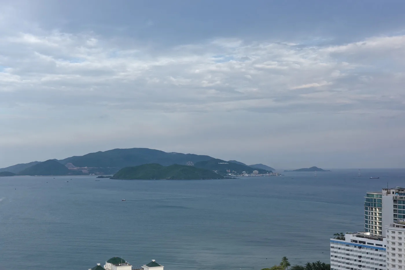 芽莊灣清晨,陳富海濱大道與外海島嶼群盡收眼底 芽莊灣清晨,陳富海濱大道與外海島嶼群盡收眼底