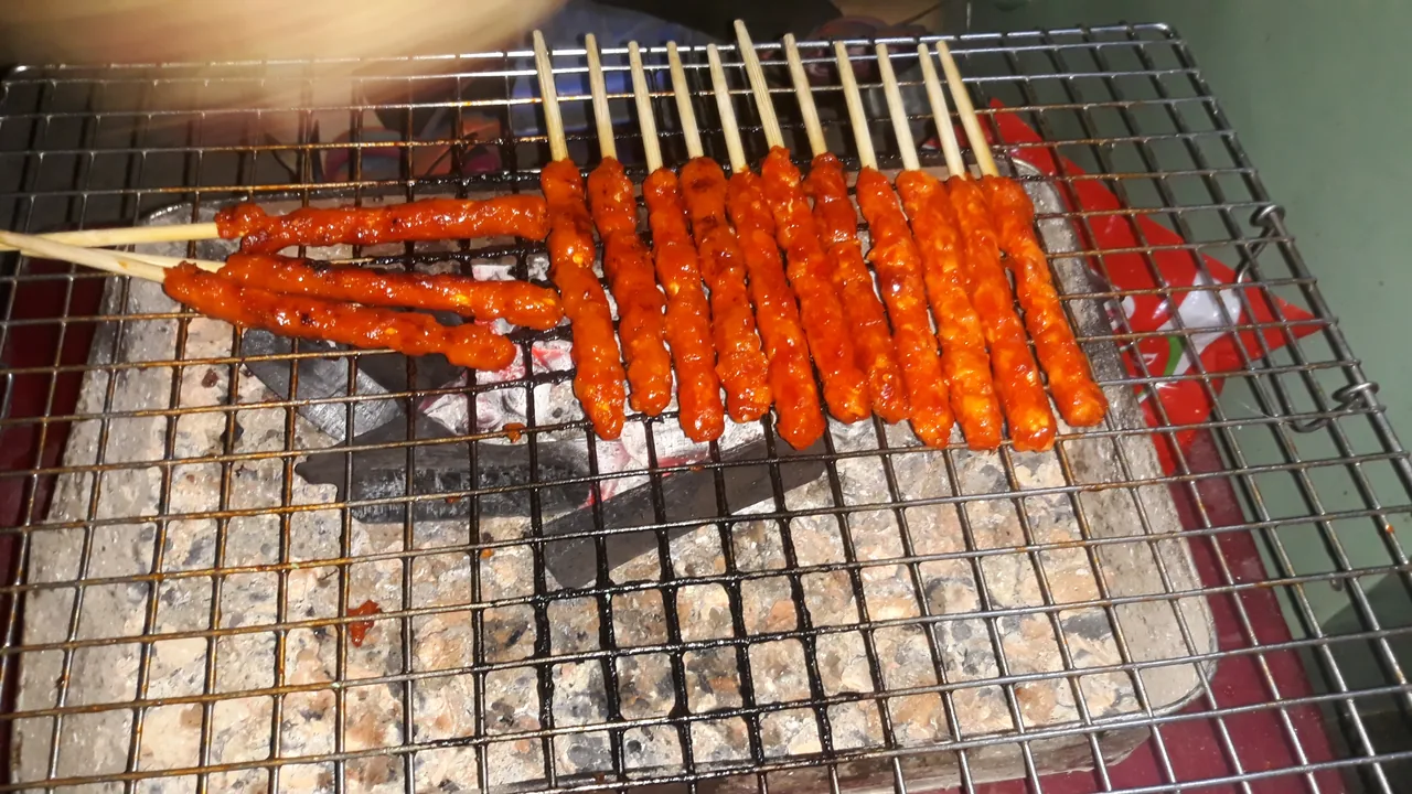 在炭火上燒烤的芽莊名產 nem nướng（寧和式豬肉串）