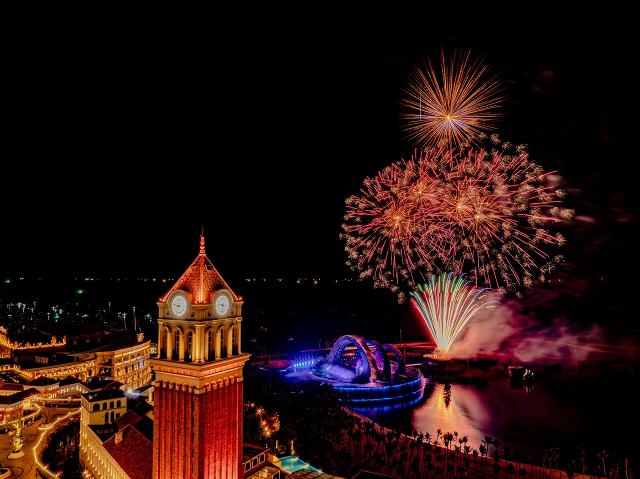 サンセットタウンのスカイラインを彩る花火の夜景を広角で捉えた1枚。 サンセットタウンのスカイラインを彩る花火の夜景を広角で捉えた1枚。