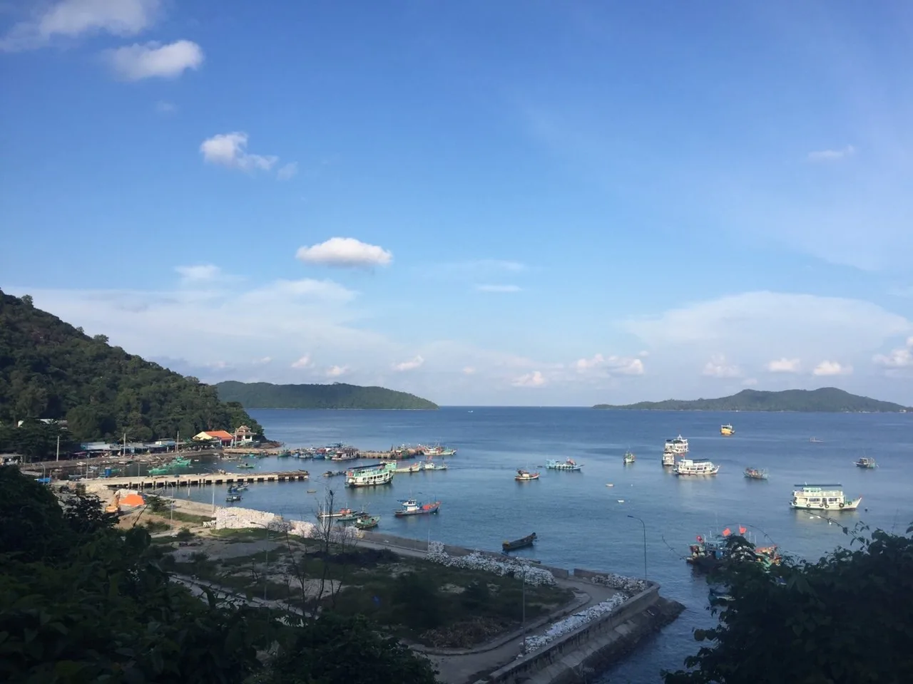 フーコック島南端のアンターイ港のコンクリートの桟橋。船が横づけされ、後ろに島の丘が見える