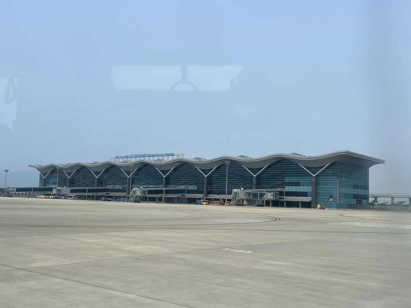 Terminal T2, the international terminal at Cam Ranh airport, seen from the apron Terminal T2, the international terminal at Cam Ranh airport, seen from the apron