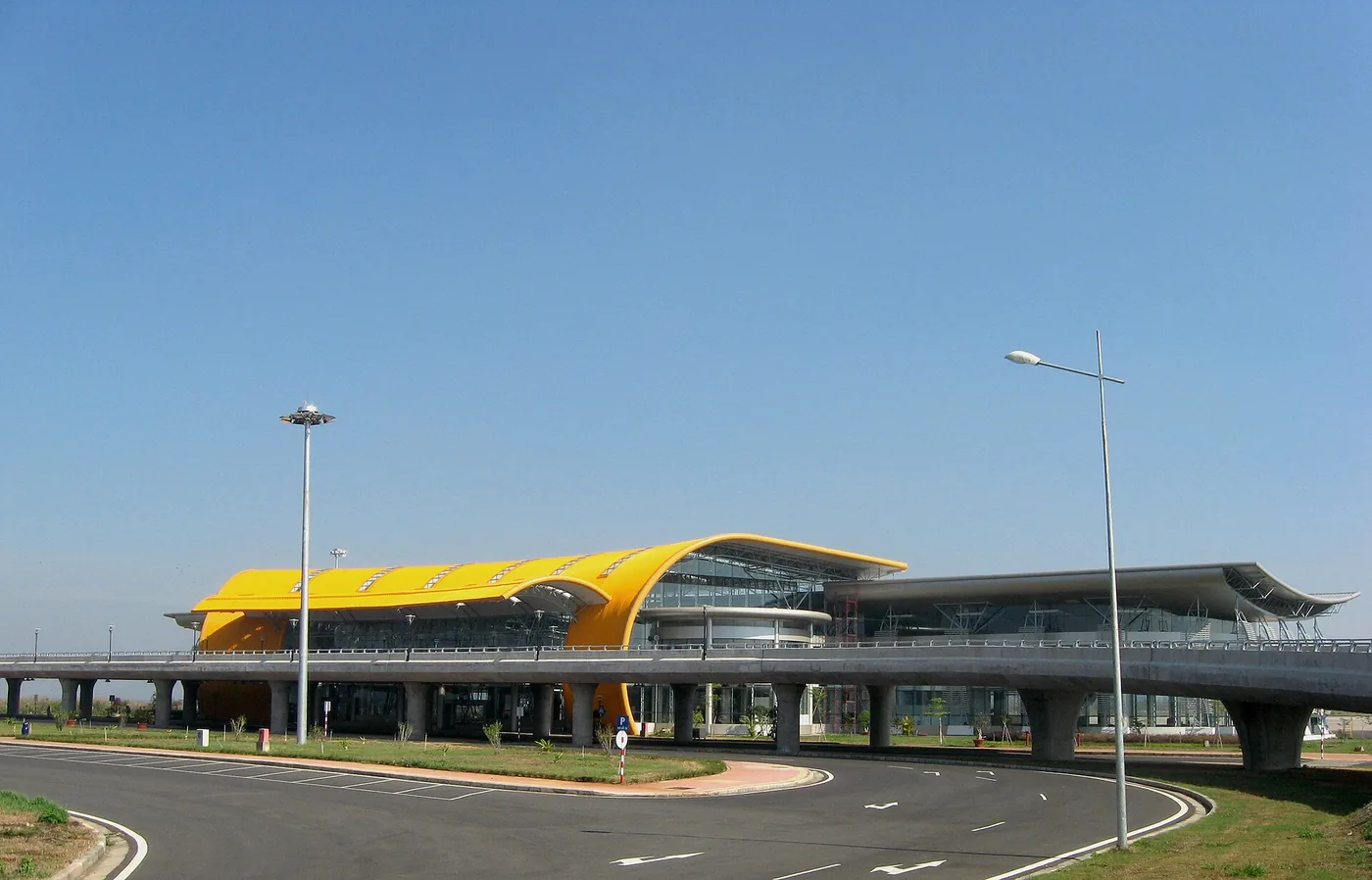 The terminal at Lien Khuong Airport with its yellow wave-shaped roof
