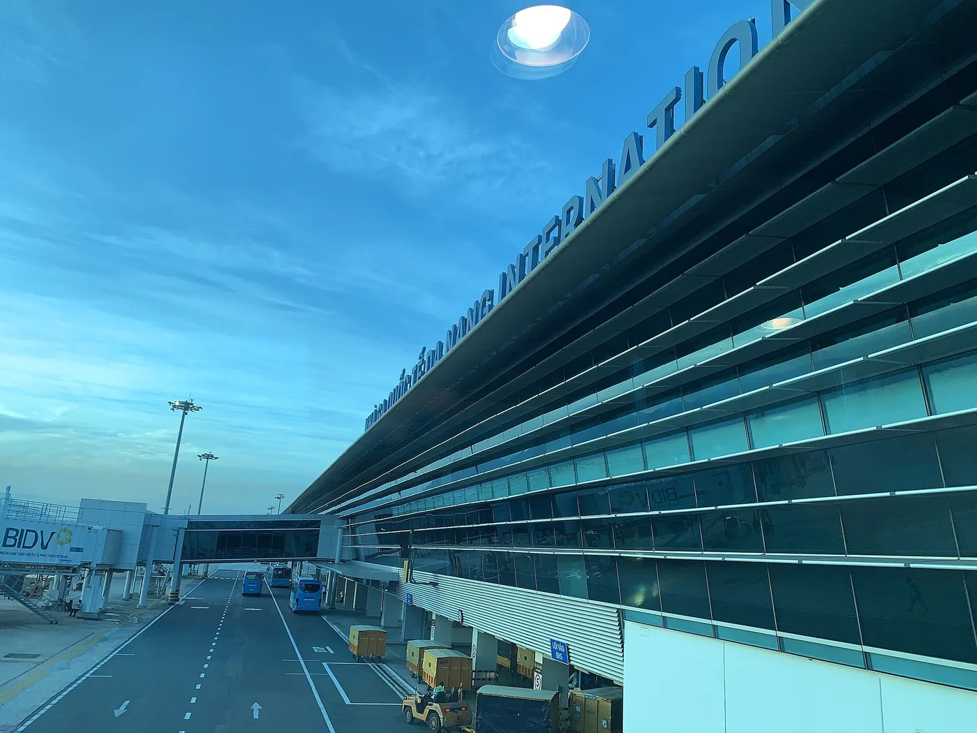 The exterior of the international terminal at Da Nang airport with the airport name along the roofline