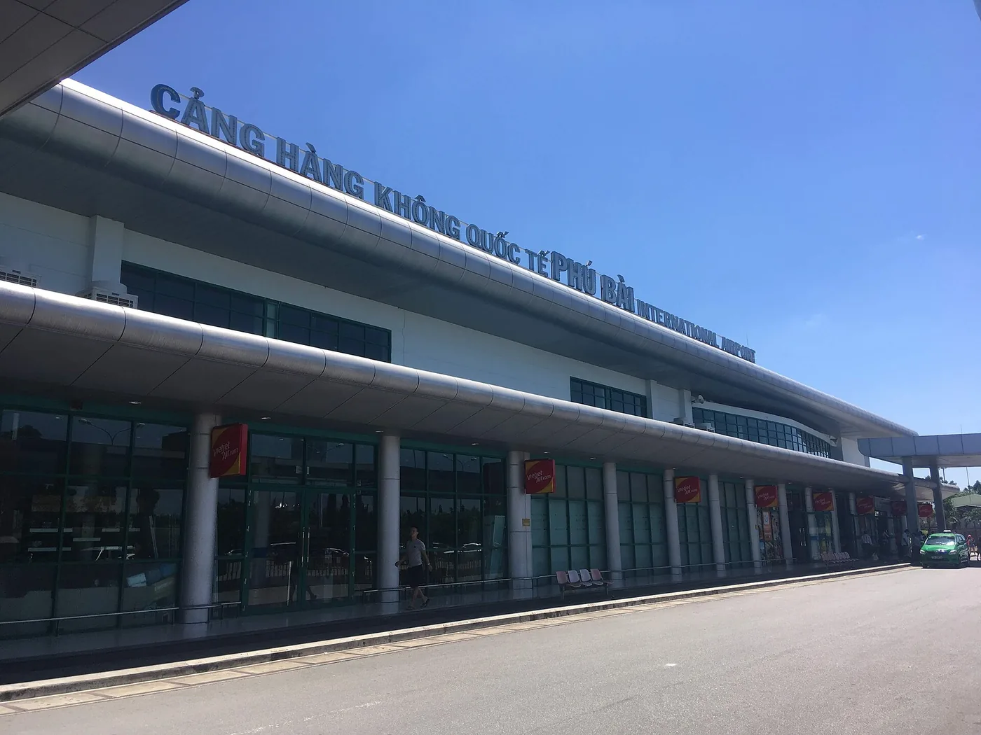 富牌國際機場的航廈與聯外道路