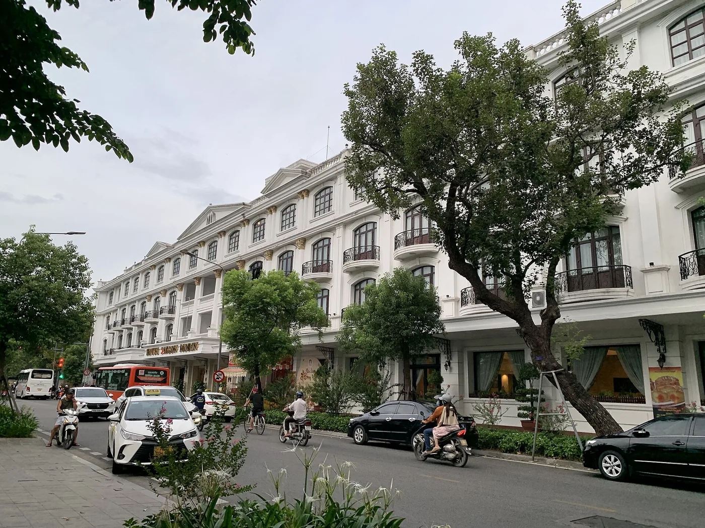 黎利街上西貢莫林飯店的白色外牆與陽台