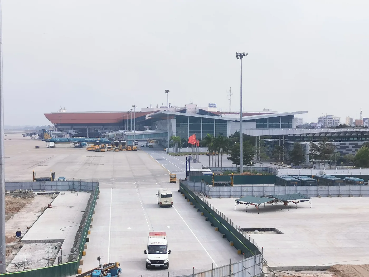 계류장에서 본 노이바이 공항 국내선 청사 T1