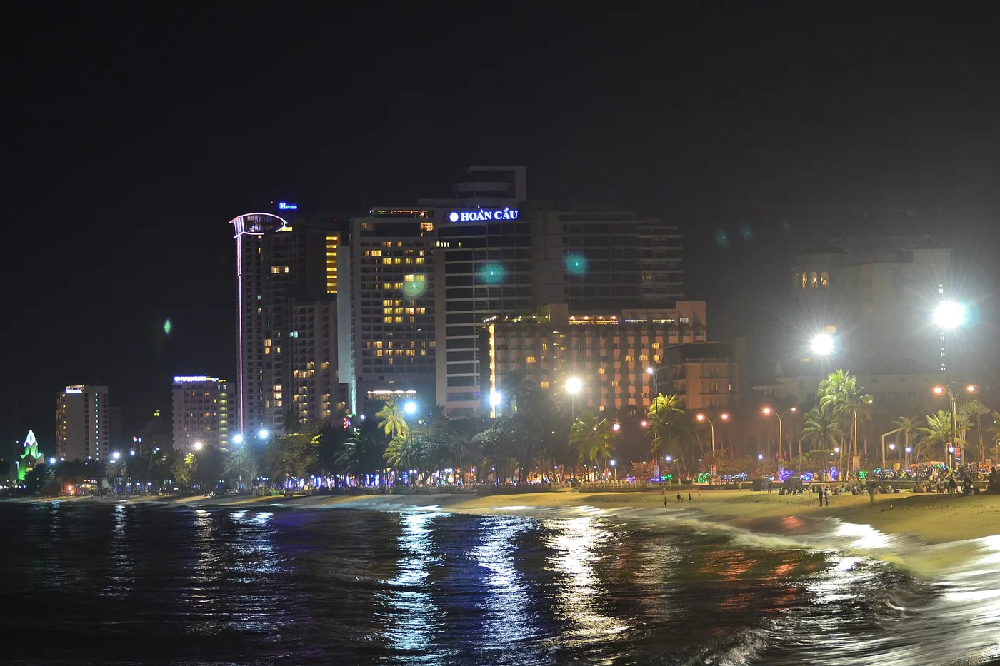 從海灘方向看到的芽莊市區夜景與海岸線