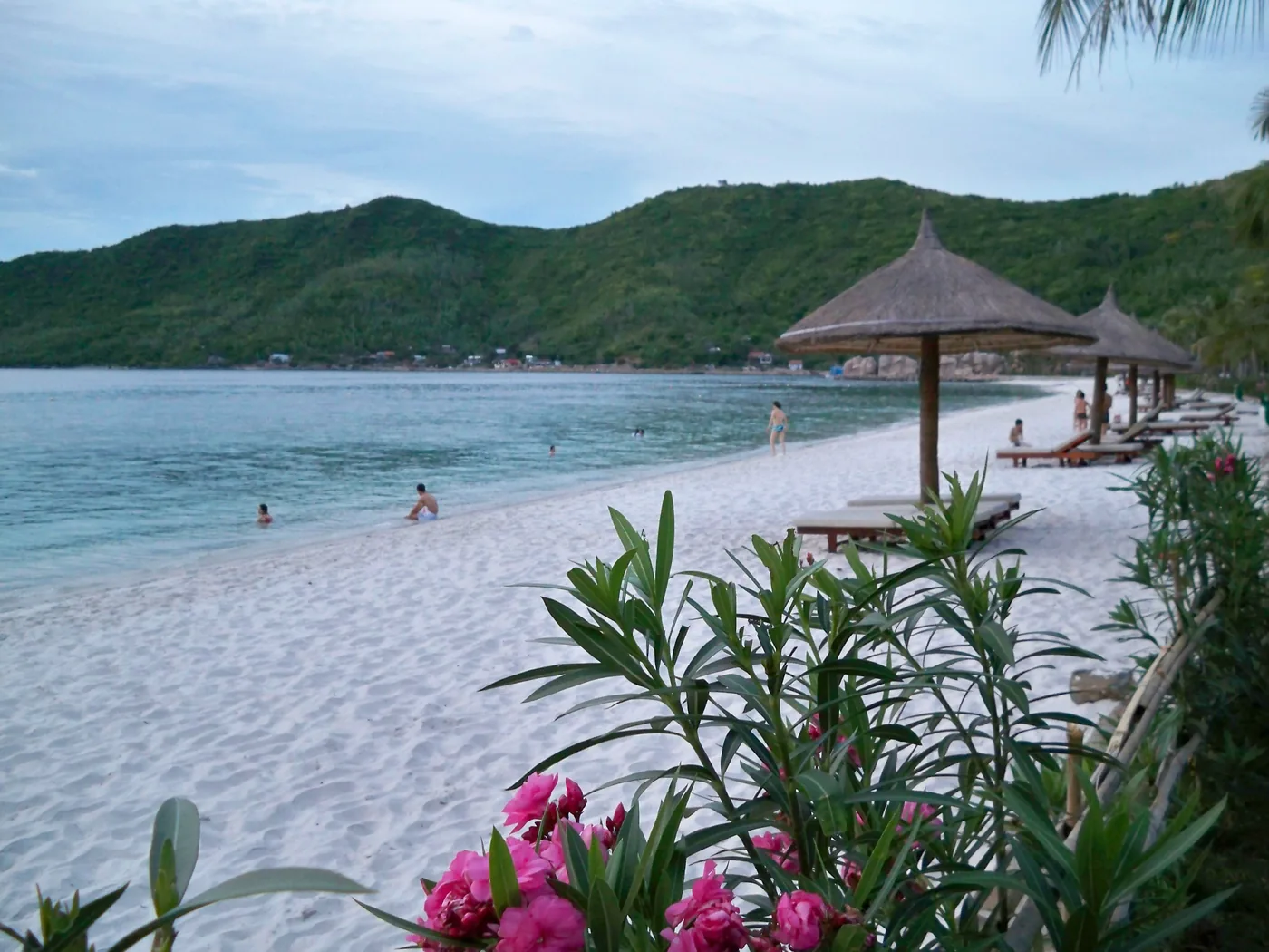 The white sand beach on Hon Tre island