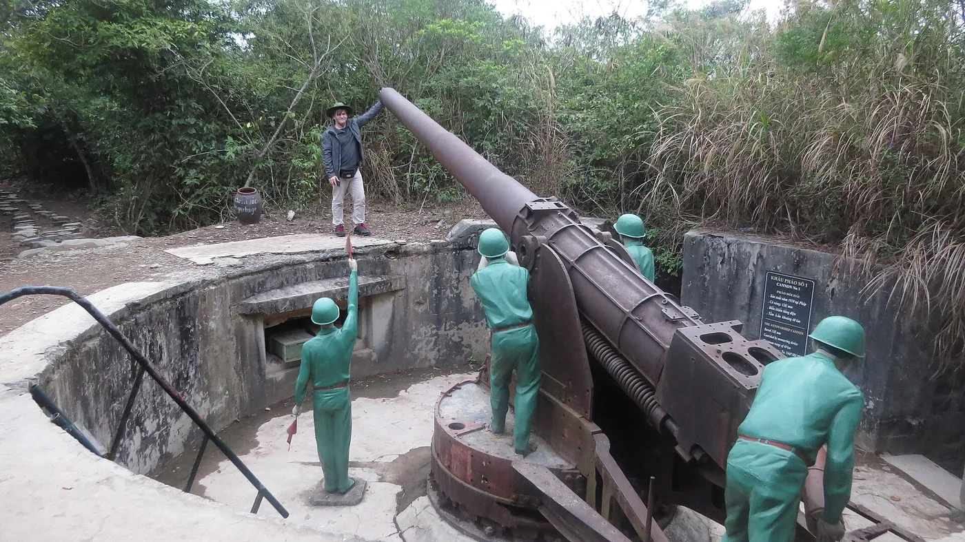 砲台跡に置かれた大きな大砲と、その横に立てられた兵士の人形 砲台跡に置かれた大きな大砲と、その横に立てられた兵士の人形