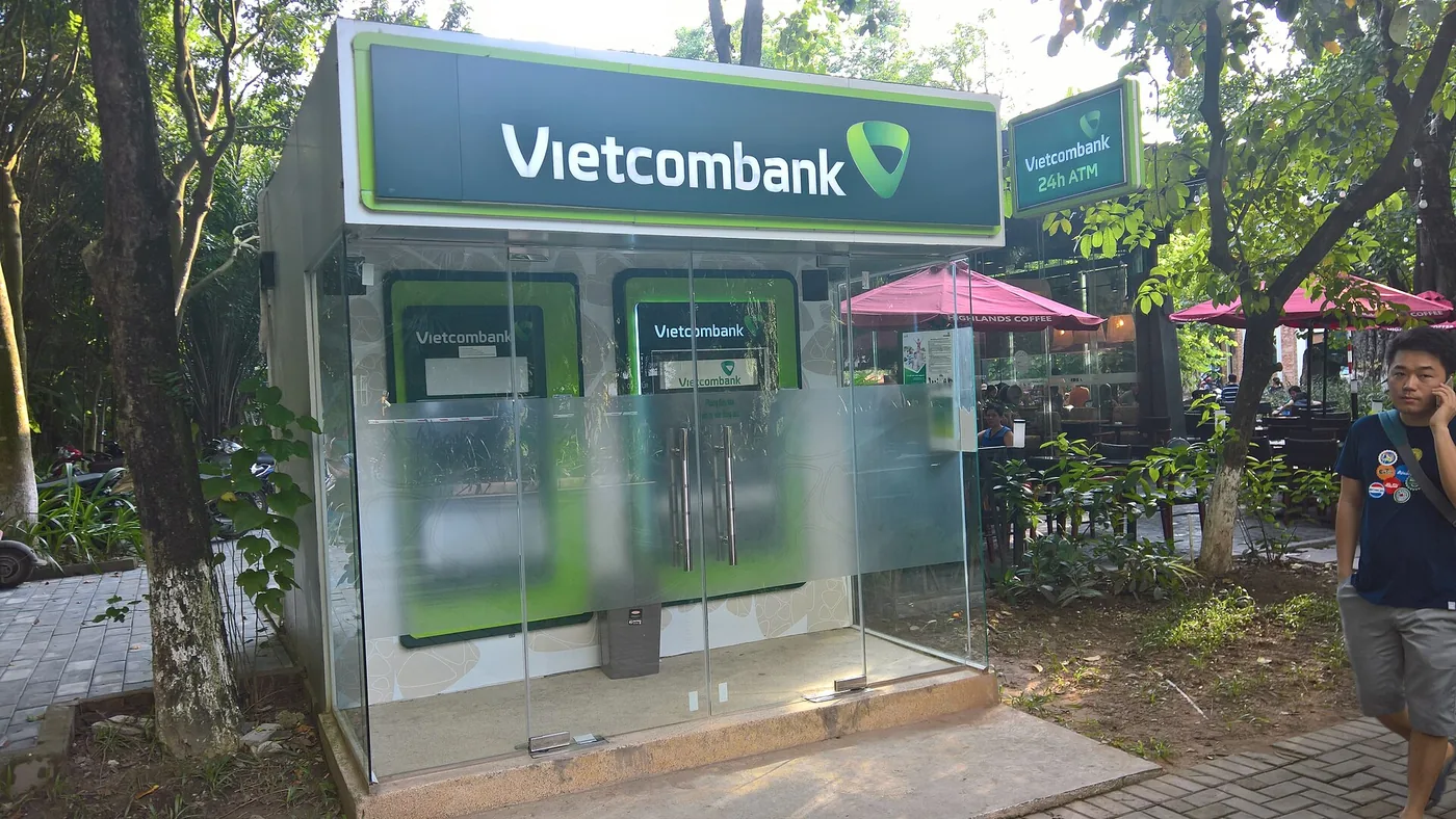 路上に並んだベトナムの銀行の現金自動預払機