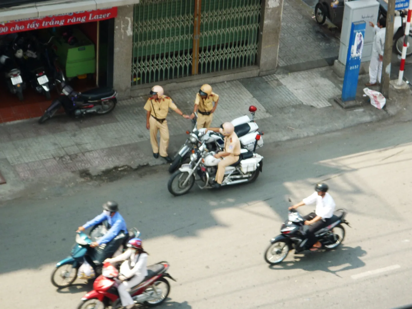 路上で話しているベトナムの交通警察
