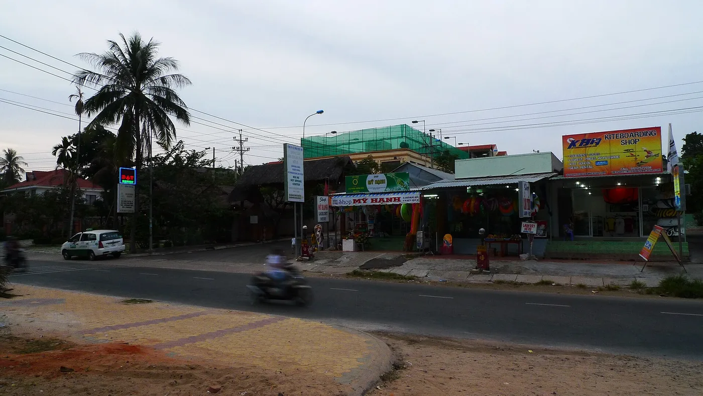 バイクが走るハムティエンのグエンディンチウ通り沿いの店と食堂 バイクが走るハムティエンのグエンディンチウ通り沿いの店と食堂